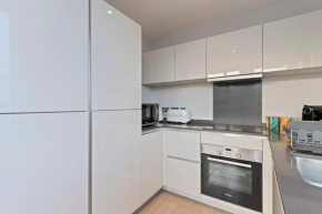 Heathrow Retail Park Apartment Sleeps SEVEN Turbo WiFi